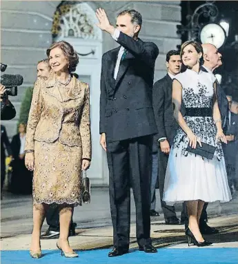  ?? ALBERTO MORANTE / EFE ?? ELS REIS I LA REINA SOFIA. La mare del Rei acaba de fer 79 anys. A la foto, amb Felip i Letícia, a Oviedo el 20 d’octubre en els premis Princesa d’Astúries