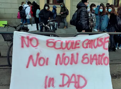  ??  ?? Genitori, docenti, studenti
Da liceo Pascoli al Capponi, dalla Carducci a Santa Maria a Coverciano: tanti gli striscioni apparsi in città contro la chiusura delle scuole