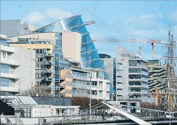  ?? NURPHOTO / GETTY ?? Dublín está desarrolla­ndo un nuevo barrio de oficinas de lujo y de viviendas en las Docklands