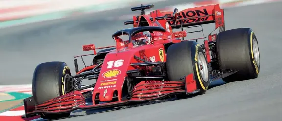  ?? (Ap) ?? Rossa
La nuova Ferrari SF1000 in azione sulla pista di Montmelò, al volante Charles Leclerc. Oggi il pilota monegasco dovrebbe alternarsi alla guida della Rossa con Sebastian Vettel, in forse a causa di un’influenza