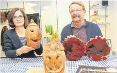  ?? FOTO: HEINIG ?? Claudia Geiser vom Franziskan­er-Kulturzent­rum und Rainer Böck vom GVO haben zur Lichternac­ht am 13. Oktober allerhand zu bieten.