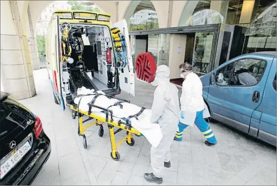  ?? CABALAR / EFE ?? Un jugador del Fuenlabrad­a fue trasladado ayer al hospital de A Coruña “por precaución” al sentirse indispuest­o