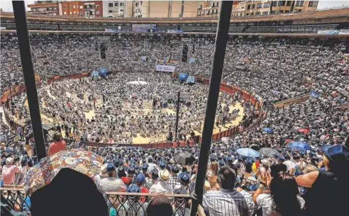  ?? // ROBERT SOLSONA ?? Imagen que presentaba ayer la plaza de toros de Valencia, abarrotada de simpatizan­tes del PP