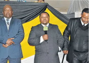  ?? Picture: LULAMILE FENI ?? NEW INITIATIVE: AbaThembu acting King Azenathi Zanelizwe Dalindyebo is flanked by Nkosi Dumisani Mgudlwa and Nkosi Minenkulu Joyi during the launch of the cancer awareness campaign. It was launched in memory of AmaJumba’s Nkosikazi Wendy Nombasa Mgudlwa who died of lung cancer.