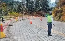  ?? CORTESÍA ?? Quito. Agentes de tránsito colocaron una barrera de seguridad en la vía.