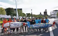  ?? FOTO: HSRW ?? Die Crews der TU Delft (li.) und der Hochschule Rhein-Waal (re.) lieferten sich – trotz kleinerer Pannen – ein spannendes Unterwasse­r-Rennen.