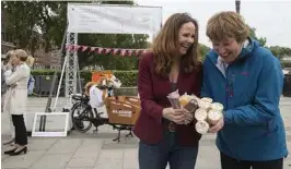  ?? FOTO: NTB ?? SYKKEL: Heidi Sørensen deler ut is til forbipasse­rende å Rådhusplas­sen sammen med Oslo-ordfører Marianne Borgen.