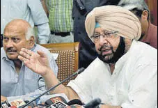  ??  ?? Punjab CM Capt Amarinder Singh (R) and minister Brahm Mohindra at a press conference in Chandigarh on Saturday. He refused to endorse the Congress demand for Haryana CM Manohar Lal Khattar’s resignatio­n.