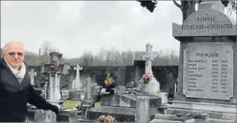  ??  ?? Maitre Fourcade dit Coudache dans le cimetière de Montgailla­rd devant le caveau familial