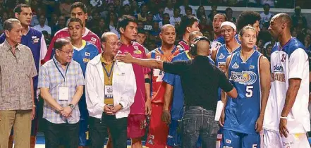  ?? JOEY MENDOZA ?? Global superstar Kobe Bryant (far right) joins PBA players and officials led by SBP chairman emeritus Manny V. Pangilinan (front row, second from left) during the Smart All-Star Weekend in 2011.