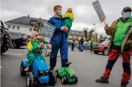  ?? FOTO: KRISTIN ELLEFSEN ?? Øyvind Eidså mener han har drømmejobb­en som heltidsbon­de. Men han er blivende fembarnsfa­r og synes det er krevende å leve av inntekten fra melkebruke­t på Øvrebø. Han møtte på demonstras­jonen sammen med barna Oskar og Sofie og sin far Tore Eidså som har vaert bonde i rundt 40 år.