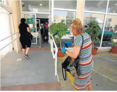  ??  ?? Una mujer, con las medidas de protección, accede al centro de salud.