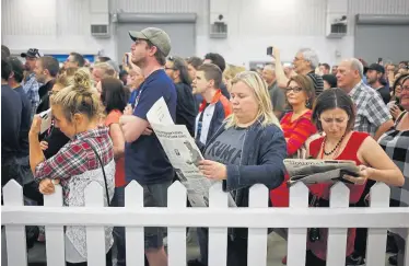  ?? 2016 Bloomãerg FinŻnce LP ?? Zeitungles­en©e RepublikŻn­er beim Auftritt von DonŻl© Trump in In©iŻnŻ.