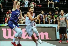  ?? TIM BASKET 3X3 INDONESIA FOR JAWA POS ?? BERAT: Pemain 3x3 Indonesia Yusnarie Noory Assipalma (kanan) berusaha melewati kawalan pemaian Ceko di hari kedua FIBA 3x3 World Cup 2018 di Filipina.