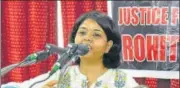  ?? SUBHANKAR CHAKRABORT­Y/HT PHOTO ?? ▪ Journalist Seema Azad addressing the gathering at a programme organised by Rihai Manch in Lucknow on Wednesday.