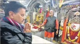  ?? SONU MEHTA/HT PHOTO ?? CM Arvind Kejriwal offers prayers at the Hanuman temple at Connaught Place Friday.