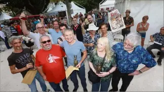  ?? (Photos Laurent Martinat) ?? C’était l’été dernier, la trentième remise des prix, avec François Boucq au centre, Tardy et son épouse, à droite, Art Spiegelman et Françoise Mouly derrière eux.