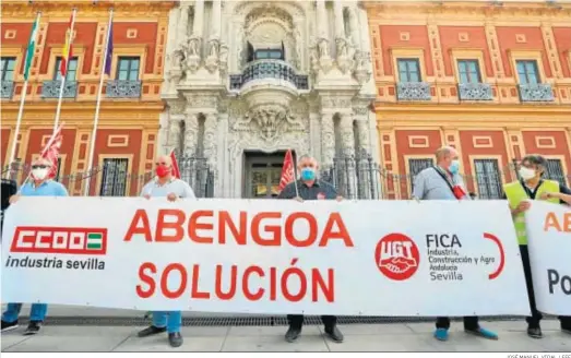  ?? JOSÉ MANUEL VIDAL / EFE ?? Protesta sindical ante la sede de la Presidenci­a de la Junta de Andalucía, el Palacio de San Telmo, para que el Ejecutivo autonómico participe en el rescate.