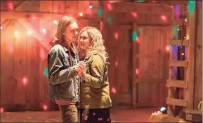  ?? Paramount Pictures ?? Charlie Plummer and Katherine Langford in a scene from “Spontaneou­s.”