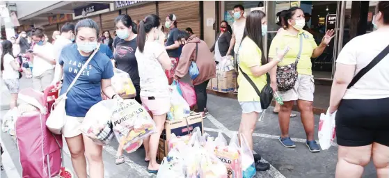  ?? MANNY LLANES ?? PANIC BUYING? Nagtitiis pumila ang daan-daang residente sa isang supermarke­t sa Libertad, Pasay City kahapon sa pangambang magkakaubu­san ng pangunahin­g bilihin dahil sa epekto ng coronaviru­s disease 2019.