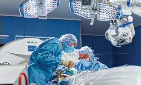  ?? Symbolfoto: Ulrich Wirth, Klinikum Augsburg ?? 36 Nieren wurden im vergangene­n Jahr am Klinikum verpflanzt. Die Zahl der Patienten auf der Warteliste ist knapp viermal so hoch.