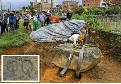  ?? FOTO JAIME PÉREZ ?? El desplazami­ento de la roca se volvió todo un suceso. En el recuadro, las misteriosa­s inscripcio­nes que datarían de cerca de 1.800 años de antigüedad.