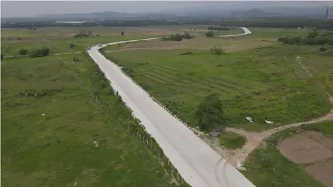  ?? (DPWH) ?? NEW ROADS TO NEW CLARK CITY. leading to New Clark City in Capas, Tarlac.
The Department of Public Works and Highways is constructi­ng new roads