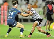  ?? Picture: GALLO IMAGES/GETTY IMAGES/ASHLEY VLOTMAN ?? SQUARING OFF: The Stormers' Leolin Zas and the Scarlets' Tom Rogers during their United Rugby Championsh­ip clash on Friday at DHL Stadium in Cape Town.