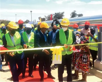  ?? VLADIMIR PRATA | EDIÇÕES NOVEMBRO| NAMIBE ?? Ministro Diamantino de Azevedo procedeu à inauguraçã­o da ponte, ontem, em Moçâmedes