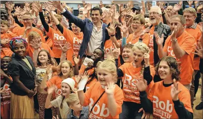  ?? Photos: Daneka Hill ?? Orange wave: Rob Priestly and wife Sonia Priestly pose for a picture with the crowd.