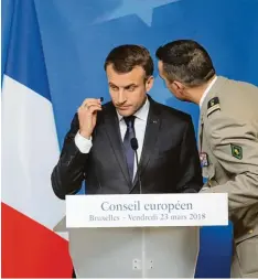  ?? Foto: Ludovic Marin, afp ?? Das ist offenbar der Moment, in dem Frankreich­s Präsident Emmanuel Macron in Brüssel vom Terroransc­hlag in seiner Heimat erfährt.