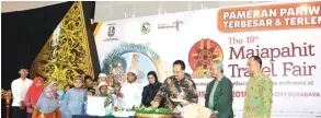  ?? ANDRIANSYA­H POETRA/JAWA POS ?? BENTUK SYUKUR: Kepala Disbudpar Provinsi Jatim Jarianto (tiga dari kanan) didampingi Dirut PT Debindo Mitra Tama M. Kushendarm­an potong tumpeng untuk anak yatim piatu di soft opening MTF 2018.