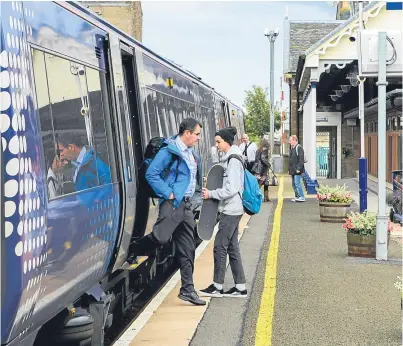  ?? Picture: Steve Macdougal. ?? Passengers disembarki­ng and boarding a train at Broughty Ferry Station.