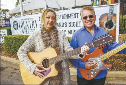  ?? PHOTO: DUBBO PHOTO NEWS ?? Kosmik Country musicians Kirsten Minnick and Bill Kosseris will be performing at the second Dubbo Country Music Spectacula­r on the June long weekend.