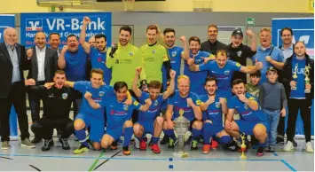  ?? Fotos: Karl Aumiller ?? Da jubelt die SSV Dillingen – und die Offizielle­n des Futsal-Raiffeisen­cups 2019 freuen sich mit. Zum insgesamt neunten Mal seit 1983 holten die Kreisstädt­er den Titel.