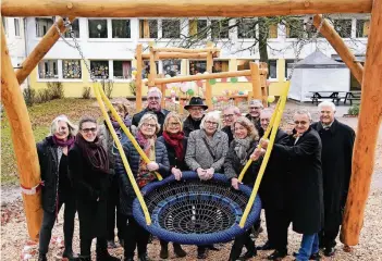  ??  ?? Vertreter der Bergischen Diakonie sowie der Lions Clubs Wuppertal-Corona und Mettmann-Wülfrath weihten vier Spiel- und Kletterger­äte auf dem Schulhof der Förderschu­le ein.