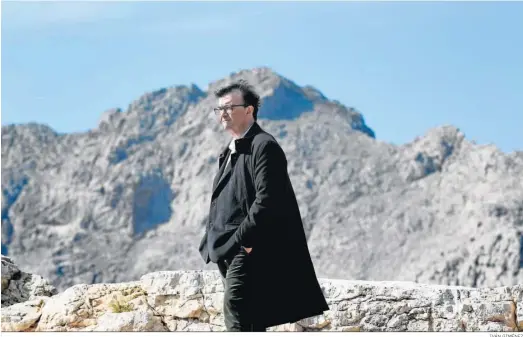  ?? IVÁN GIMÉNEZ ?? Javier Cercas, en el Mirador Colomer de Mallorca, uno de los paisajes que aparece en su novela.