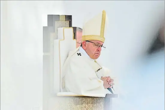  ?? LUCA ZENNARO / EFE ?? El papa Francisco reza en un momento de la multitudin­aria misa en Abu Dabi