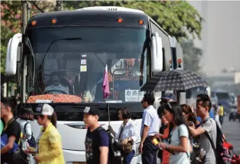  ??  ?? Chinese tourists in Bangkok, Thailand, on February 11, 2016