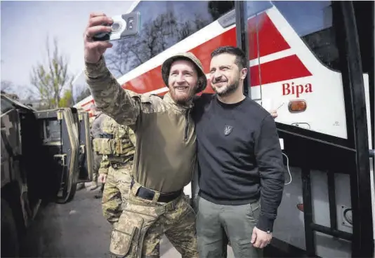  ?? Presidènci­a d’Ucraïna / DPA ?? Un soldat ucraïnès es fa una foto amb el president Volodímir Zelenski.