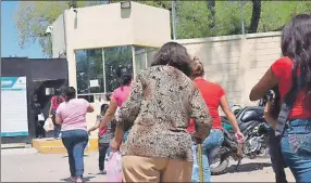  ??  ?? Imagen de las visitas de familiares a los presos en el centro penitencia­rio en Ciudad Victoria, Tamaulipas