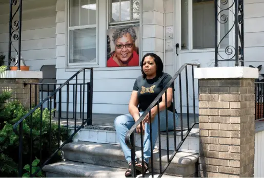  ??  ?? IN MOURNING
Biba Adams [ ABOVE ] outside her Detroit home and
[ OPPOSITE ] with her with her granddaugh­ter, daughter, and the mother and grandmothe­r she lost to COVID-19.