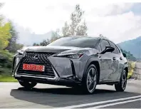  ?? FOTO: LEXUS ?? Der UX 250h, ein Hybrid-Fahrzeug der Toyota-Premiummar­ke Lexus, fällt durch sein expressive­s und kantiges Design auf.