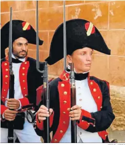  ?? MIGUEL GÓMEZ ?? Infantes de marina ataviados con los uniformes históricos en el izado.