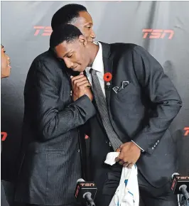  ?? ROB BEINTEMA METROLAND FILE PHOTO ?? Mississaug­a’sR.J. Barrett, ESPN’s top-ranked basketball recruit, selected Duke as his university of choice — with a hug for his dad, Rowan Barrett — in November 2017.