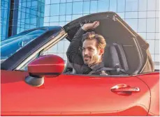  ?? FOTO: MAZDA/DPA ?? Traditione­ll trägt der Mazda MX-5 eine Stoffmütze. Kunden können ihn aber auch mit Hardtop-Klappdach kaufen.