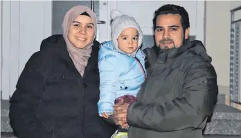  ?? FOTO: LISA KLEBAUM ?? Muhammed Gebesci mit seiner Frau Merve und seinem Sohn Ibrahim. Gemeinsam bewohnen sie die Erdgeschos­swohnung.