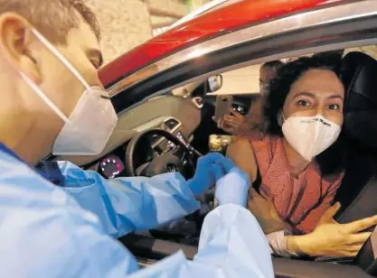  ?? Foto: Jorge Zapata ?? Una paciente recibe la inyección desde el interior de su coche.
