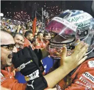  ?? PHOTOS AFP ?? Sebastian Vettel a renoué avec le succès à Singapour après plus d’un an sans victoire. L’Allemand était heureux et soulagé après la course.
