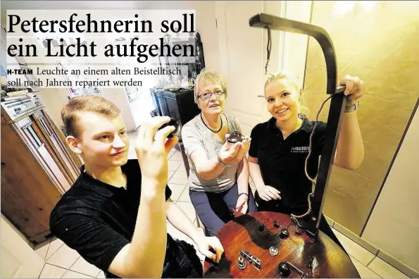  ?? BILD: VON REEKEN ?? Handwerker helfen Abonnenten (v.l.): Yannick Runge, Helene Bakenhus und Carina Harders versuchen die Einzelteil­e zusammenzu­setzen.